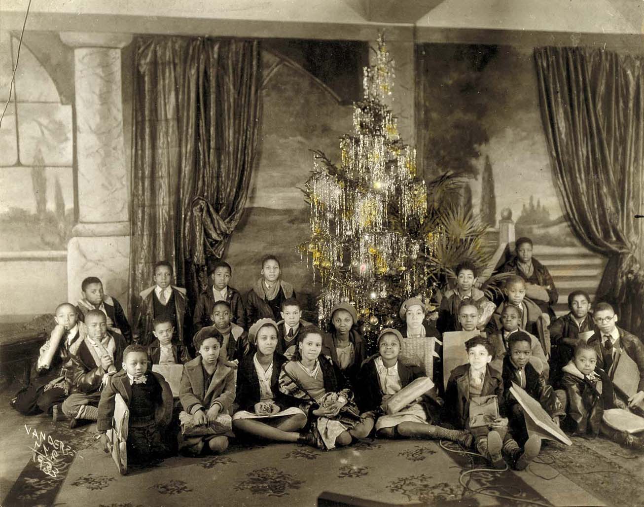 Merry Christmas From VanDerZee's Harlem - Culture Type, image size:1306x1028